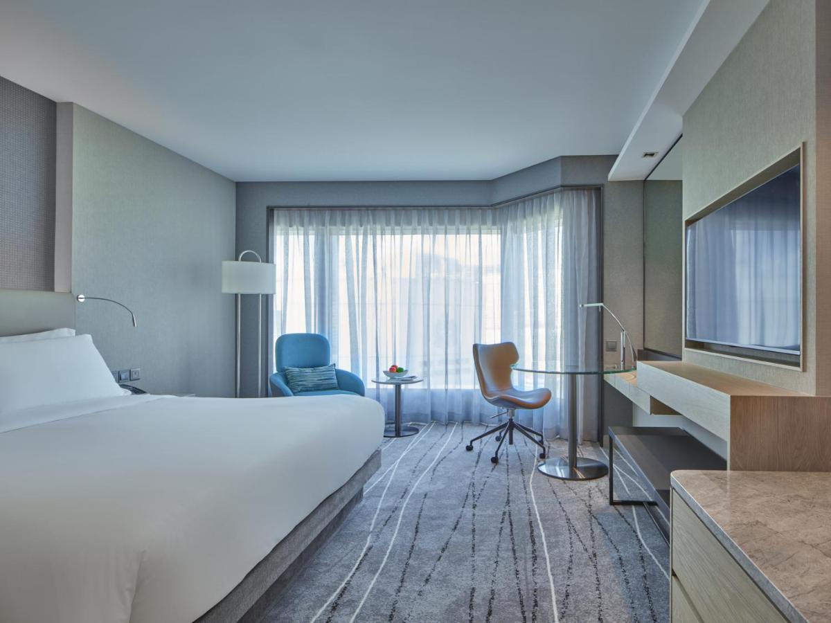 뉴 월드 밀레니엄 홍콩 호텔 외부 사진 A guest room at the hotel