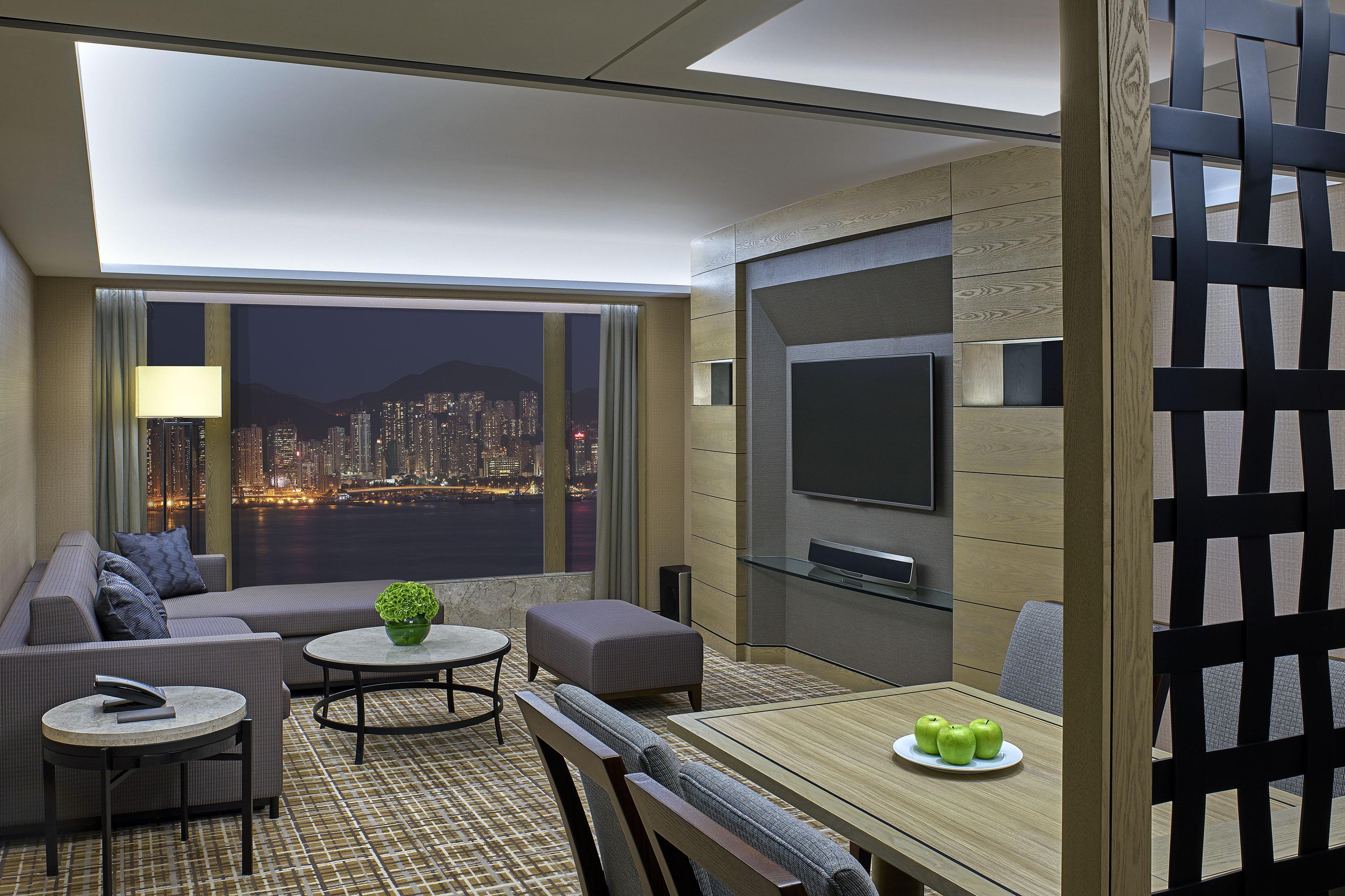 뉴 월드 밀레니엄 홍콩 호텔 외부 사진 The living room of a suite at the hotel