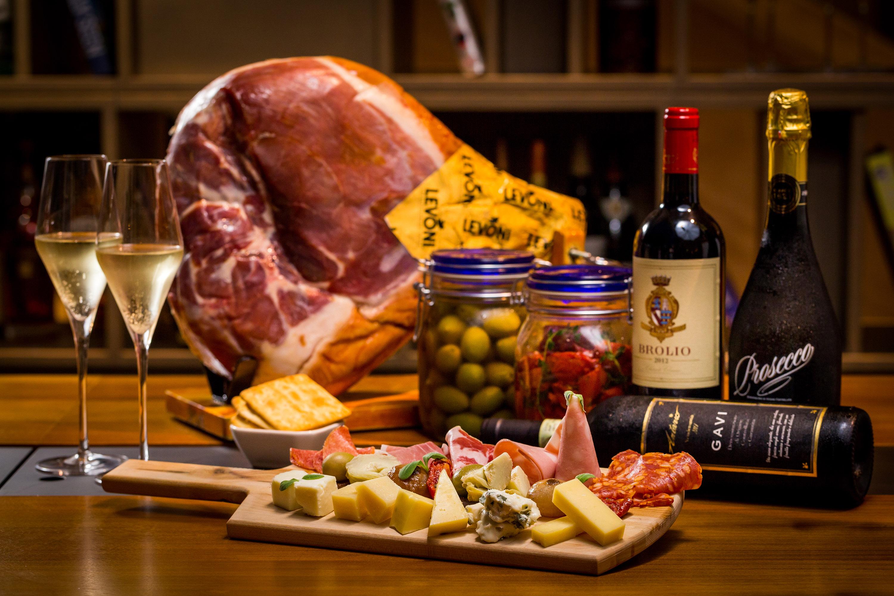 뉴 월드 밀레니엄 홍콩 호텔 외부 사진 A selection of Italian cheeses