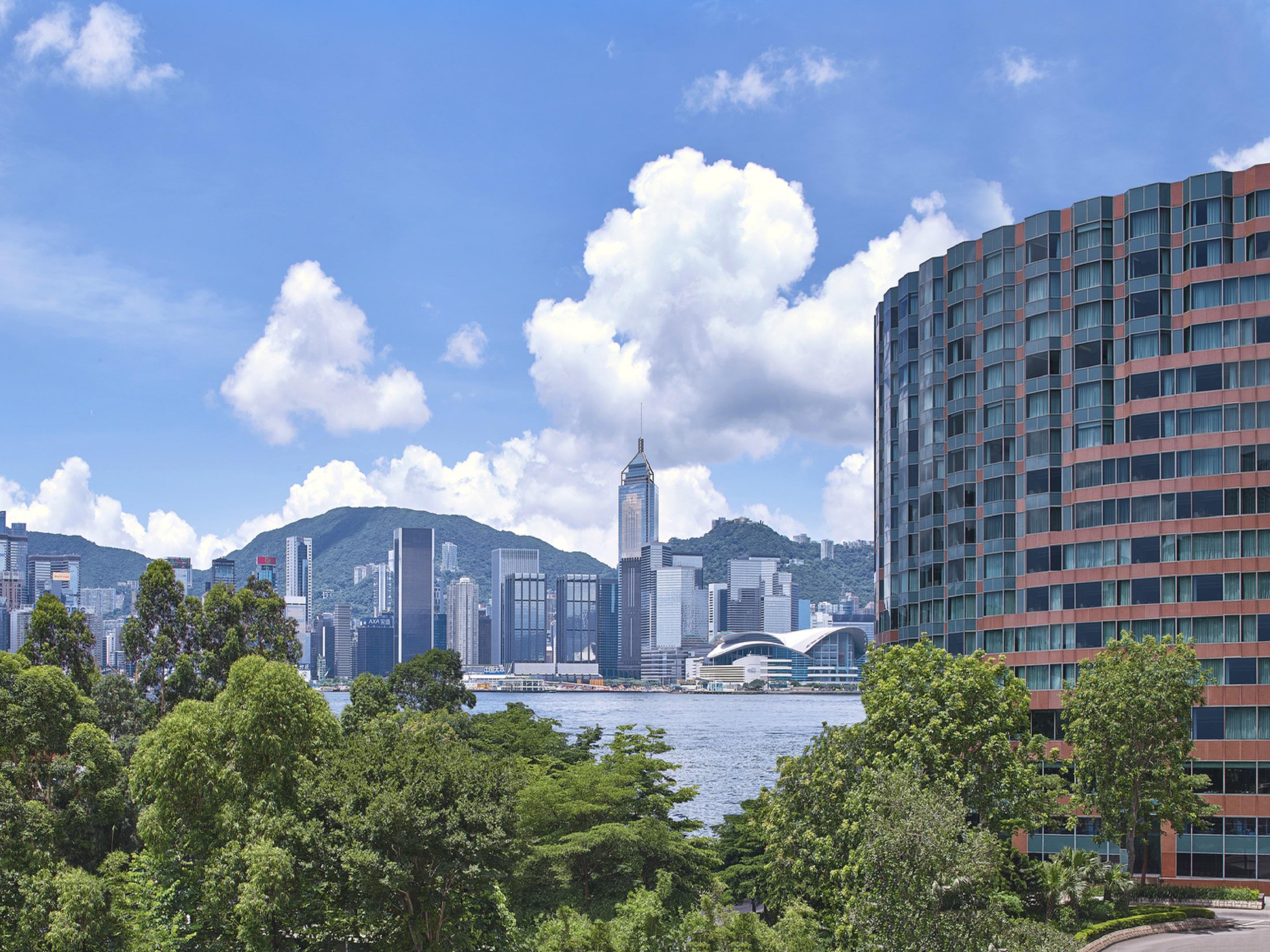 뉴 월드 밀레니엄 홍콩 호텔 외부 사진 View of Victoria Harbour from the campus